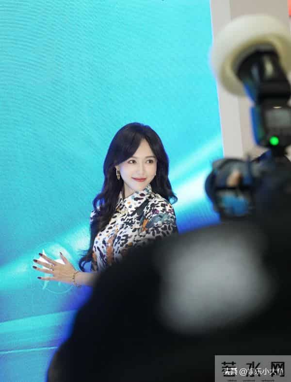 唐嫣今日上海进博会出席活动,穿浅蓝色印花桑蚕丝连衣裙好漂亮