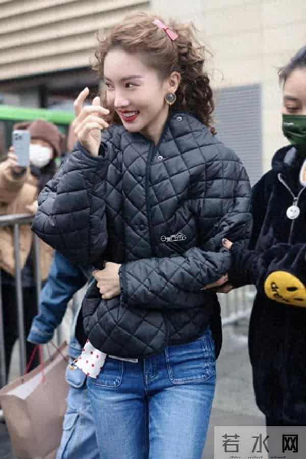金晨又带火了秋冬新穿搭：羽绒服+牛仔裤+羊毛卷发型，显瘦又时髦