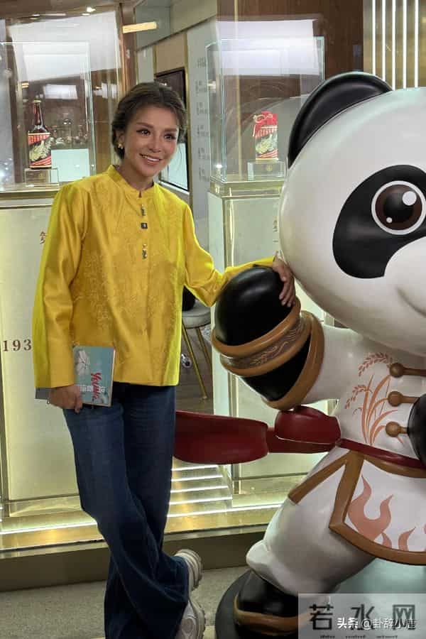 52岁朱迅现身上海进博会,穿黄色新中式上衣,尽显知性温婉与大气