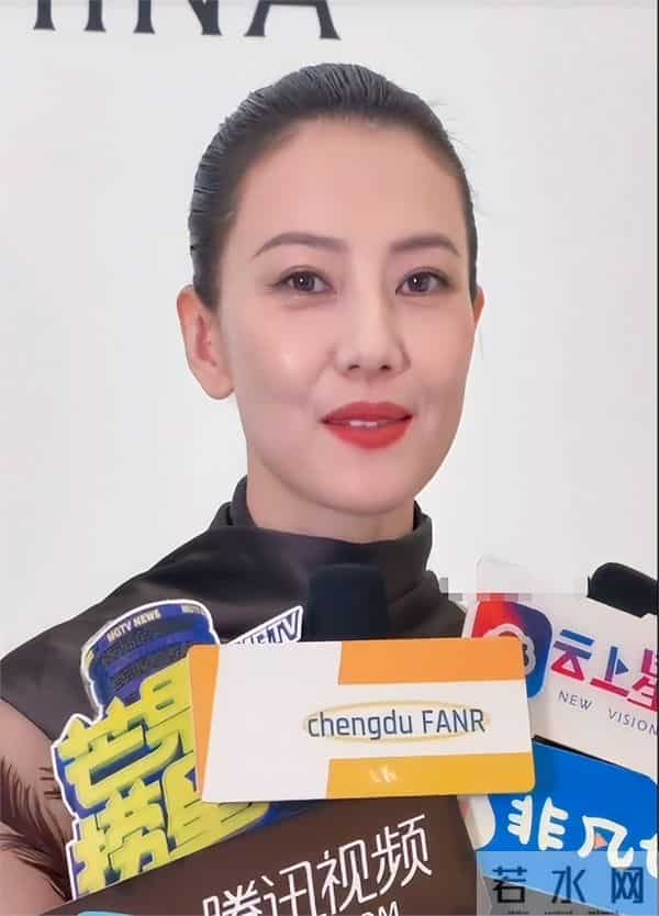 46岁高圆圆活动生图:脸上褶子多含胸驼背,她身边整容脸网红惊艳