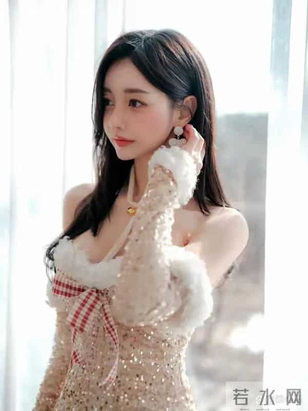 孙允珠,性感挂脖吊带裙,又欲又迷人,挂脖上的铃铛更是点睛之笔