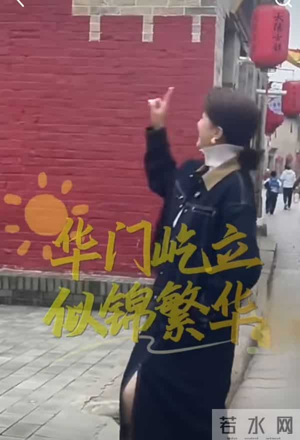 张蕾探访山西景点,穿牛仔套装搭白色高领衫,干练又具亲和力