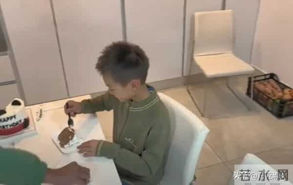 林丹西班牙为儿子庆生，染白发苍老比谢杏芳瘦小，9岁小羽像妈妈