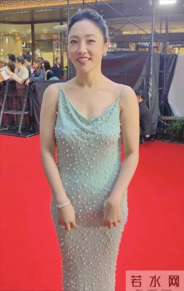 41岁白百何现身东京,她的下跨变得好大啊,脸也胖了,变化真大