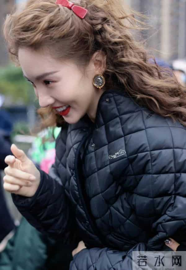 金晨又带火了秋冬新穿搭：羽绒服+牛仔裤+羊毛卷发型，显瘦又时髦