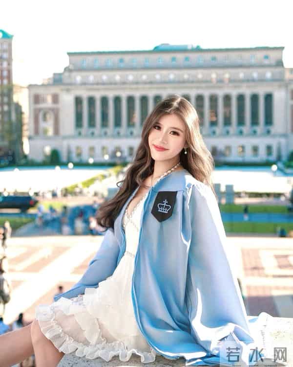 港姐冠军首度公开与男友毕业合照，大方展示甜蜜的恋情