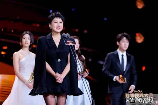 63岁张凯丽“穿黑丝”亮相引热议，本人回应：年龄阻挡不了追求美的脚步