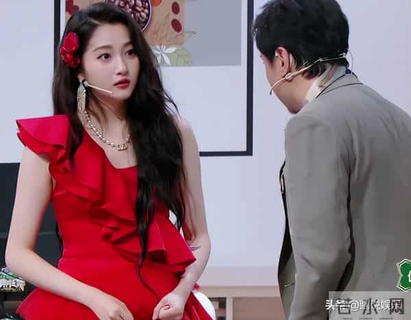 分手传闻仅7月，关晓彤高调官宣喜讯，全网恭喜，终于等到这一天