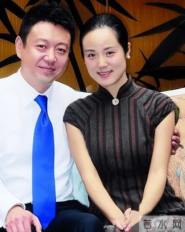 她是著名歌唱家，不惧流言嫁三婚前央视主持丈夫，三年生一儿一女