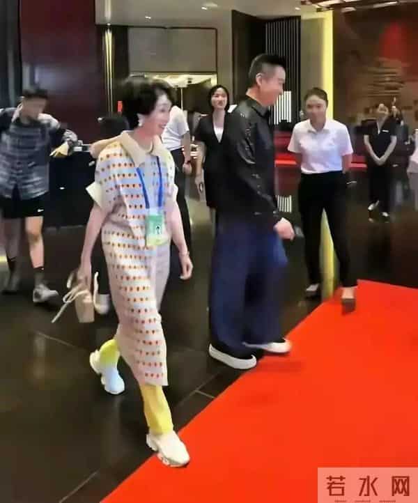 阎维文携妻回平遥，68岁妻子好瘦好显老 与丈夫同框就像两代人一样