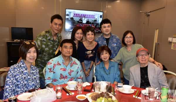 71岁朱咪咪近况曝光,回香港献唱身形消瘦,长居新加坡享儿孙之福