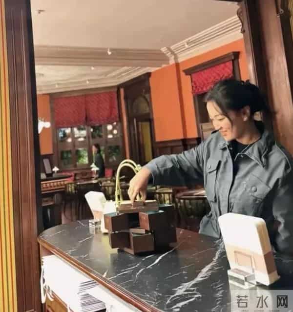 贾玲在上海过43岁生日!打扮贵气身材没有复胖,气质终于不土了!