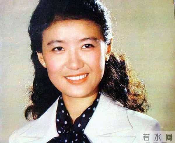 她曾是央视第一美女,赴港生子后离开央视,如今远居美国不再露面