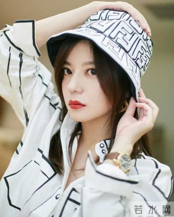 封杀四年,49岁赵薇近况再曝,参加好友婚礼,脸垮皮衰无星气