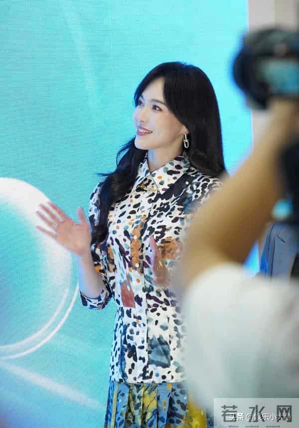 唐嫣今日上海进博会出席活动,穿浅蓝色印花桑蚕丝连衣裙好漂亮