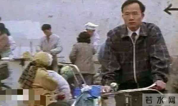 她是金牌美女主持，嫁上海首富生3个孩子，54岁看着像34岁好年轻