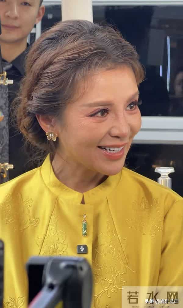52岁朱迅上海进博会被偶遇 着黄色新中式配盘发 白发显眼 容颜易老