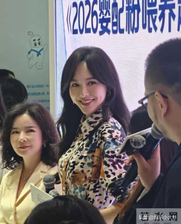 唐嫣今日上海进博会出席活动,穿浅蓝色印花桑蚕丝连衣裙好漂亮