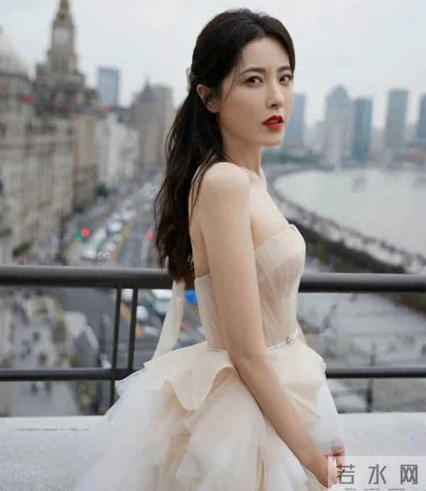 曾黎一袭淡色系抹胸礼服裙,好美好惊艳