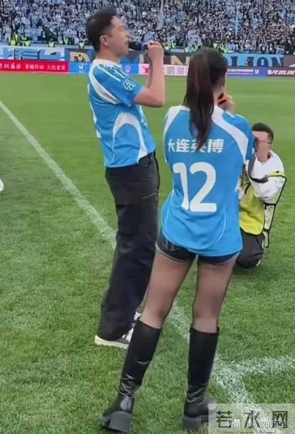 演员李小萌的身材实在是好!大腿太粗胜过男人,还穿超短裤