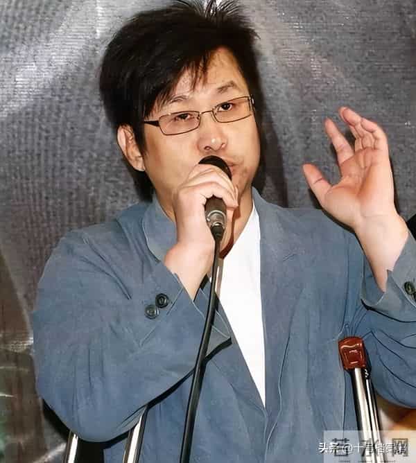 央媒三问直扎人心!“连滚带爬”的郑智化清空微博,这一次他走了