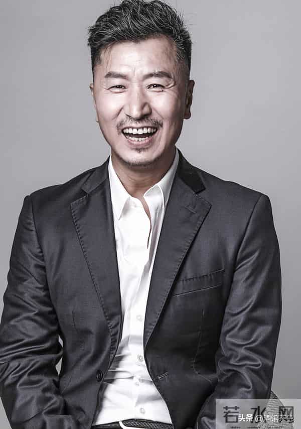 他靠《亮剑》火遍全国,如今55岁白发丛生,一身肌肉太亮眼