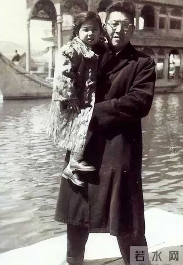 真没想到 我们喜爱的这位硬派男星 竟是戴望舒的女婿 其妻子也是演员