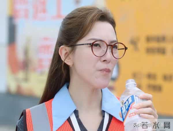 气场弱就别霍霍新闻女王2?眼神空洞 像软柿子,还是回综艺卖惨吧