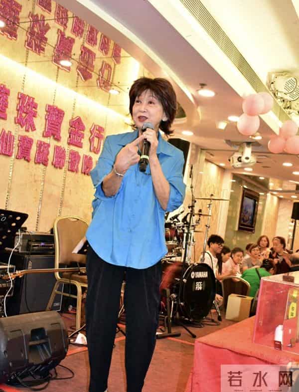 71岁朱咪咪近况曝光，回香港献唱身形消瘦，长居新加坡享儿孙之福