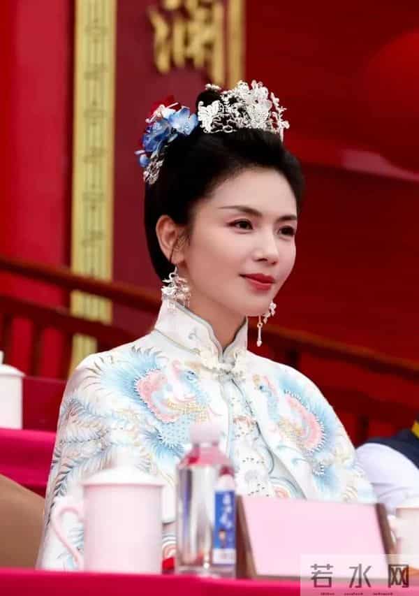 46岁刘涛浙江一日游,长得一般,没有网上说的那么美