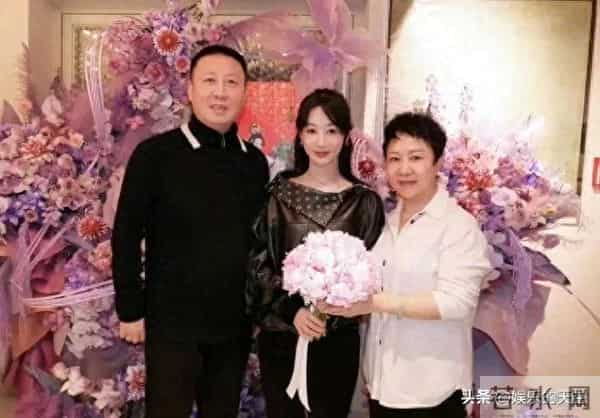 杨紫一家三口同框,父母颜值气质都很好,难怪生出杨紫这种大美女