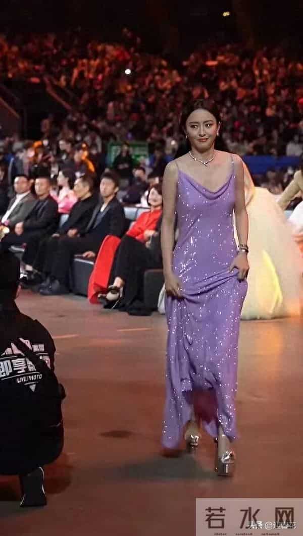 她这是没穿吧……佟丽娅跑上台竟遭遇礼服尴尬意外,这画面太有料