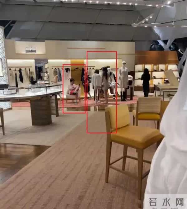 王思聪新欢直接坐大腿!懒懒已成过去式?奢侈品店亲密照引爆全网