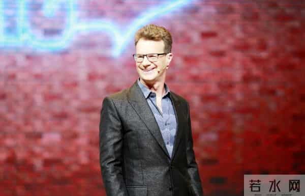 75岁姜昆和朋友聚餐，60岁洋徒弟大山也在，他状态好精气神十足