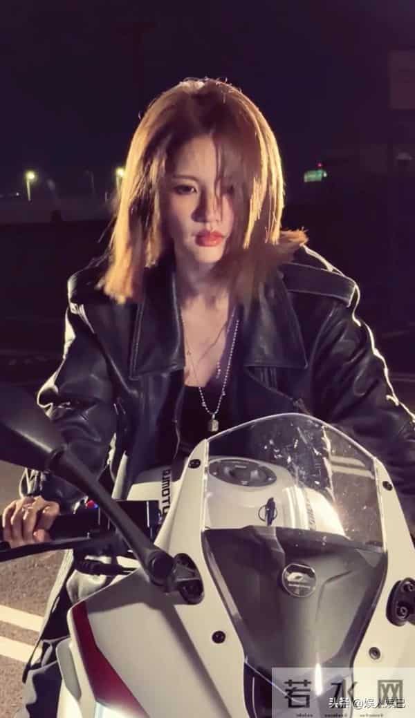 刘些宁身着紧身皮衣,尽显火辣身材,化身机车女神,魅力大爆发!