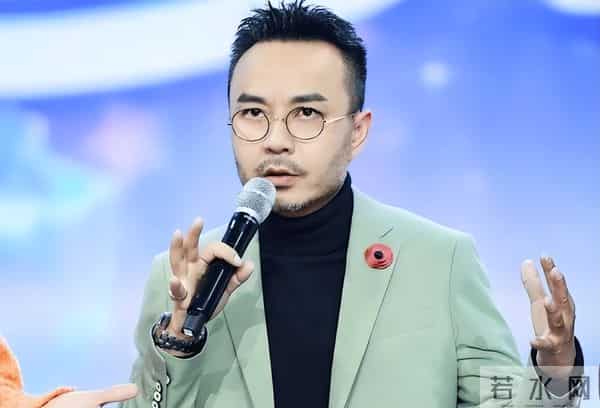 51岁汪涵现状:常年居住在长沙,穿人字拖嚼槟榔,大烟斗不离身