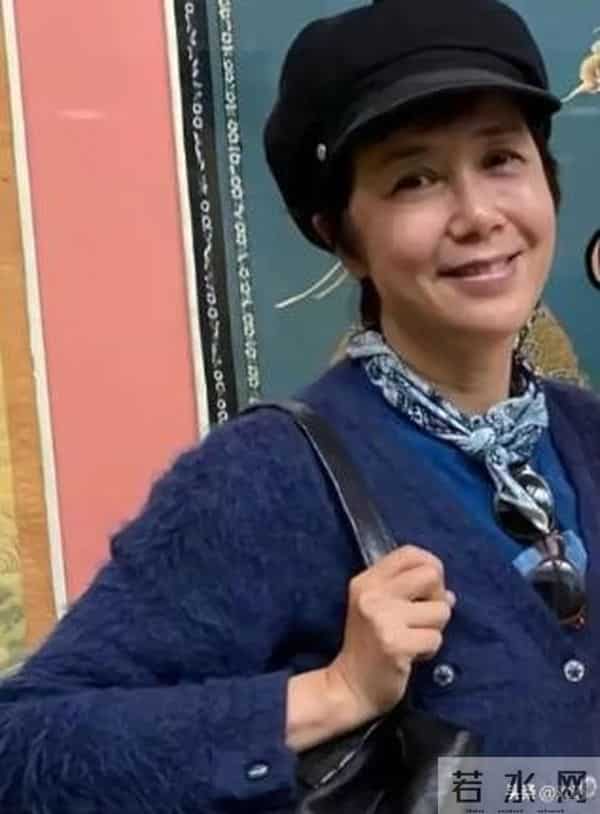 59岁蒋雯丽现状，定居英国，又瘦又老，网友惋惜：一代女神也老了