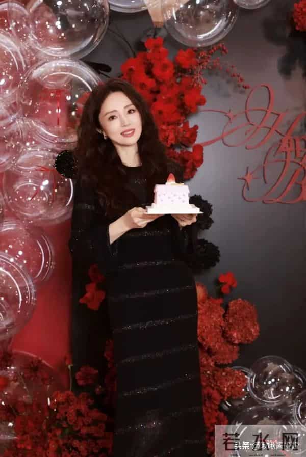 佟大为关悦现身董璇生日会，张维伊送酒窝上车， 佟丽娅满面红光