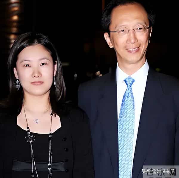 恩爱23年,73岁梁锦松逐渐变老,47岁伏明霞貌美如花