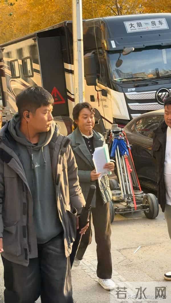 网友沈阳街头偶遇闫妮,穿搭接地气互动亲切无架子,也太亲切了吧