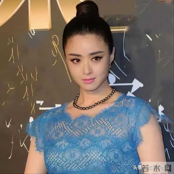 演员蒋欣吃素哭得双眼发红：不想在红毯上被人觉得丑觉得胖