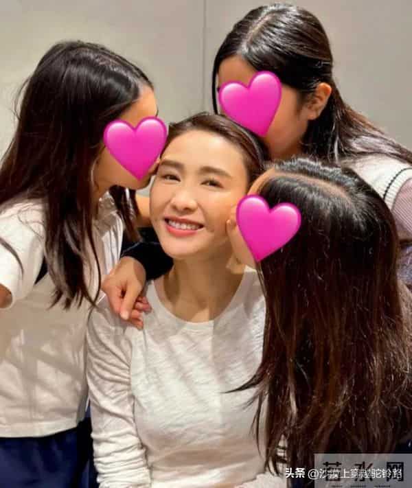 黎姿为父亲过生日时，老公和残疾弟弟在场，夫妻同框像一对父女