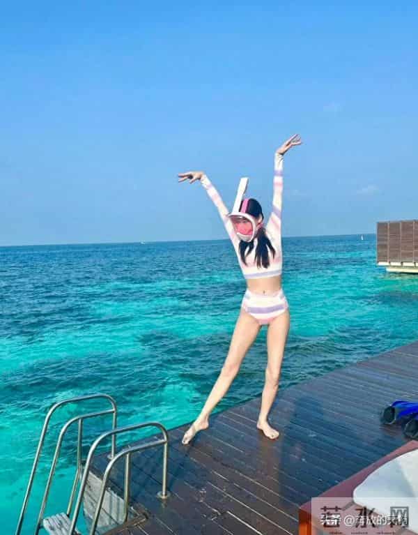 陈乔恩和老公到马尔代夫旅游,穿泳装大秀好身材,状态似少女