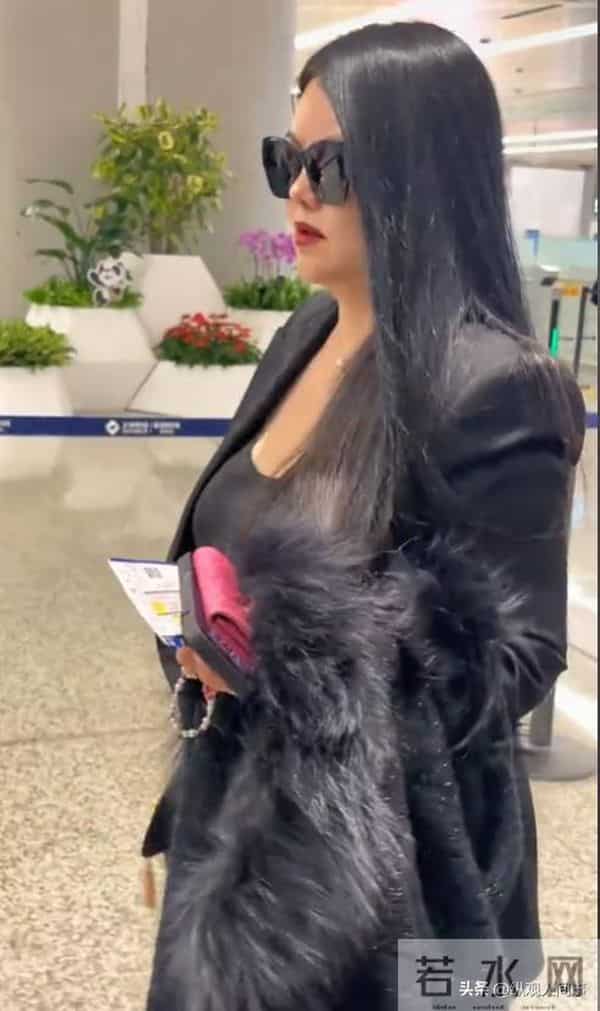 李湘在机场因身材问题被怼到“黑脸”，翻出十年前瘦照反击，好美