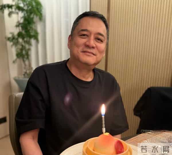 王家卫搭档张叔平现状,头发花白和梁朝伟过生日,蛋糕好小显寒酸