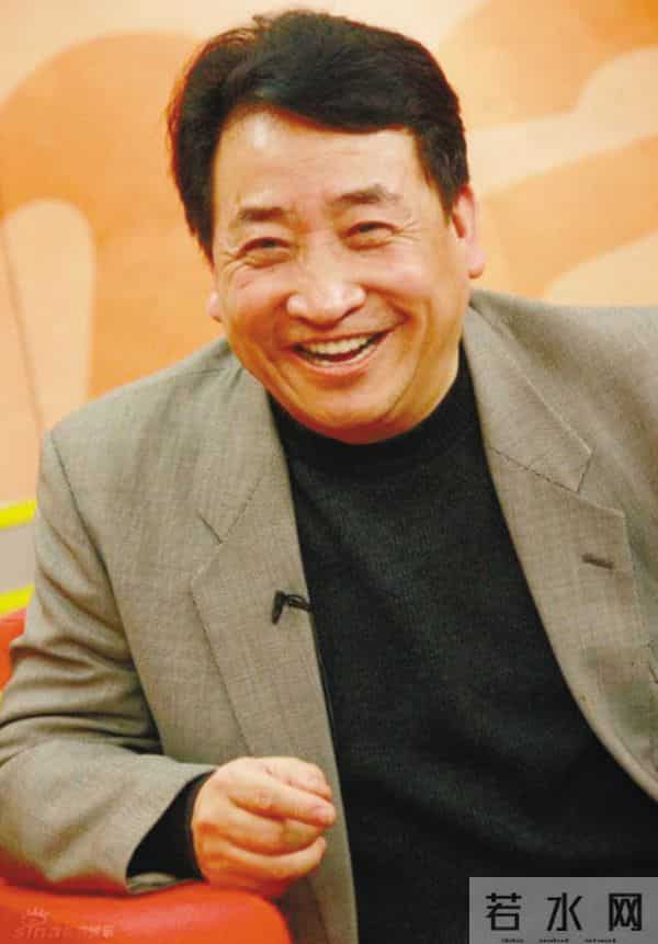 75岁姜昆和朋友聚餐，60岁洋徒弟大山也在，他状态好精气神十足