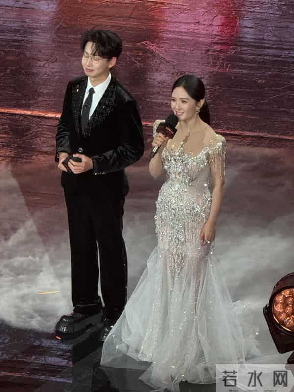 张杰的眼光真不赖啊!谢娜一袭带钻礼裙主持节目,仪态大方太美了