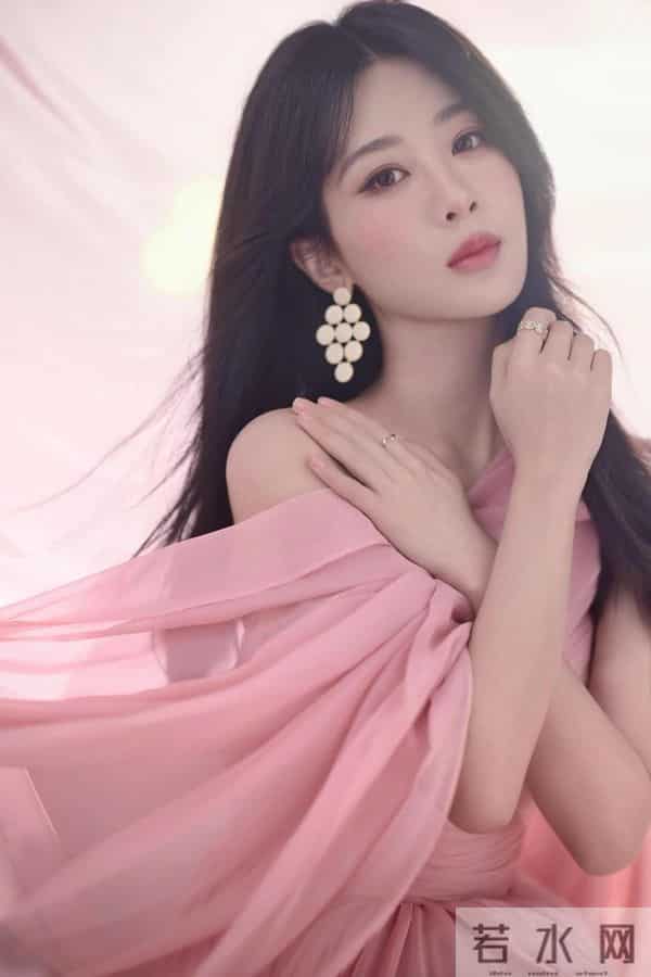 杨紫绝美写真,一袭粉色抹胸裙,甜美性感!!