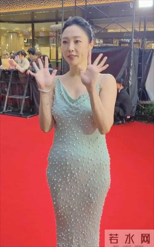 41岁白百何现身东京,她的下跨变得好大啊,脸也胖了,变化真大