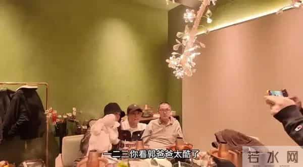 郭碧婷41岁庆生宴曝光，父亲罕见现身，闺蜜夕又米造型亮眼